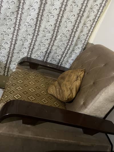 7 seater sofa set hai Thora purani condition hai price ka hojaigai