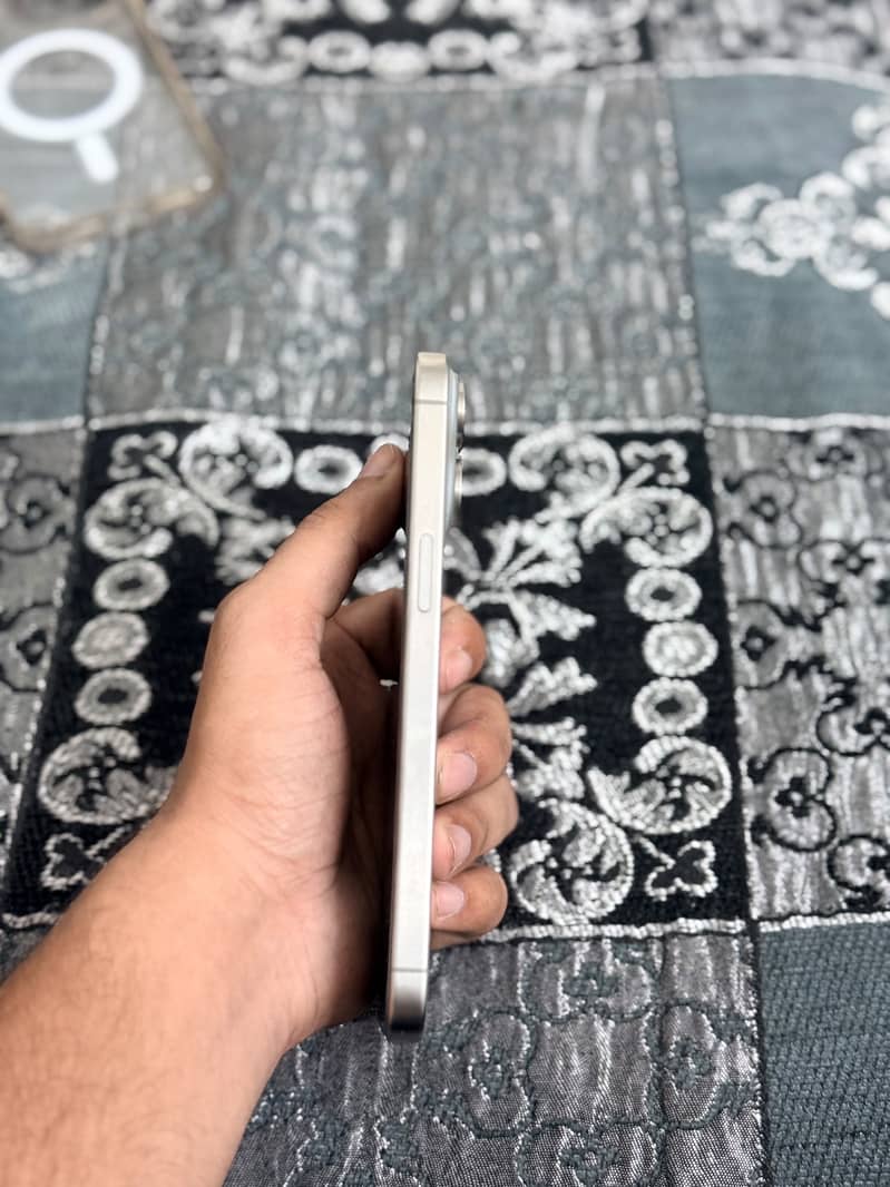 Apple iPhone 15 Pro Max 3