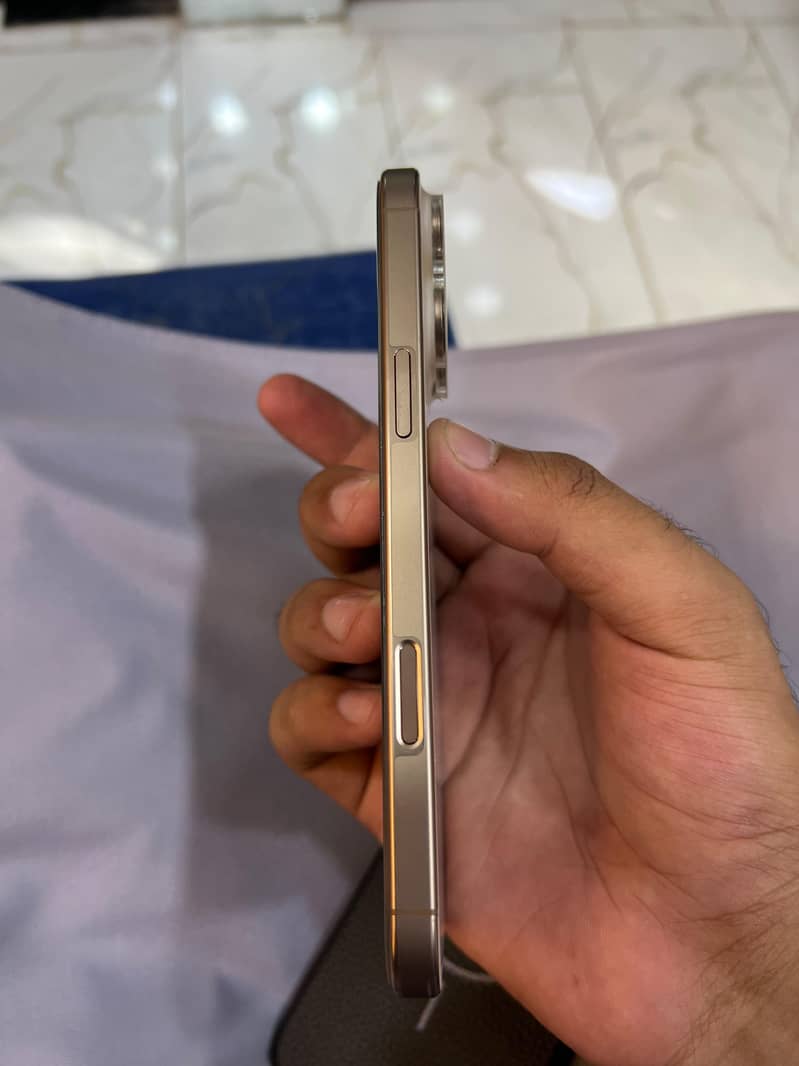 Apple iPhone 16 Pro Max 6
