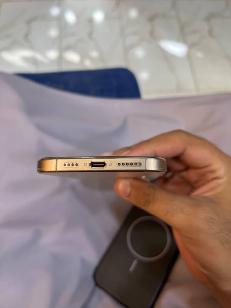Apple iPhone 16 Pro Max 8