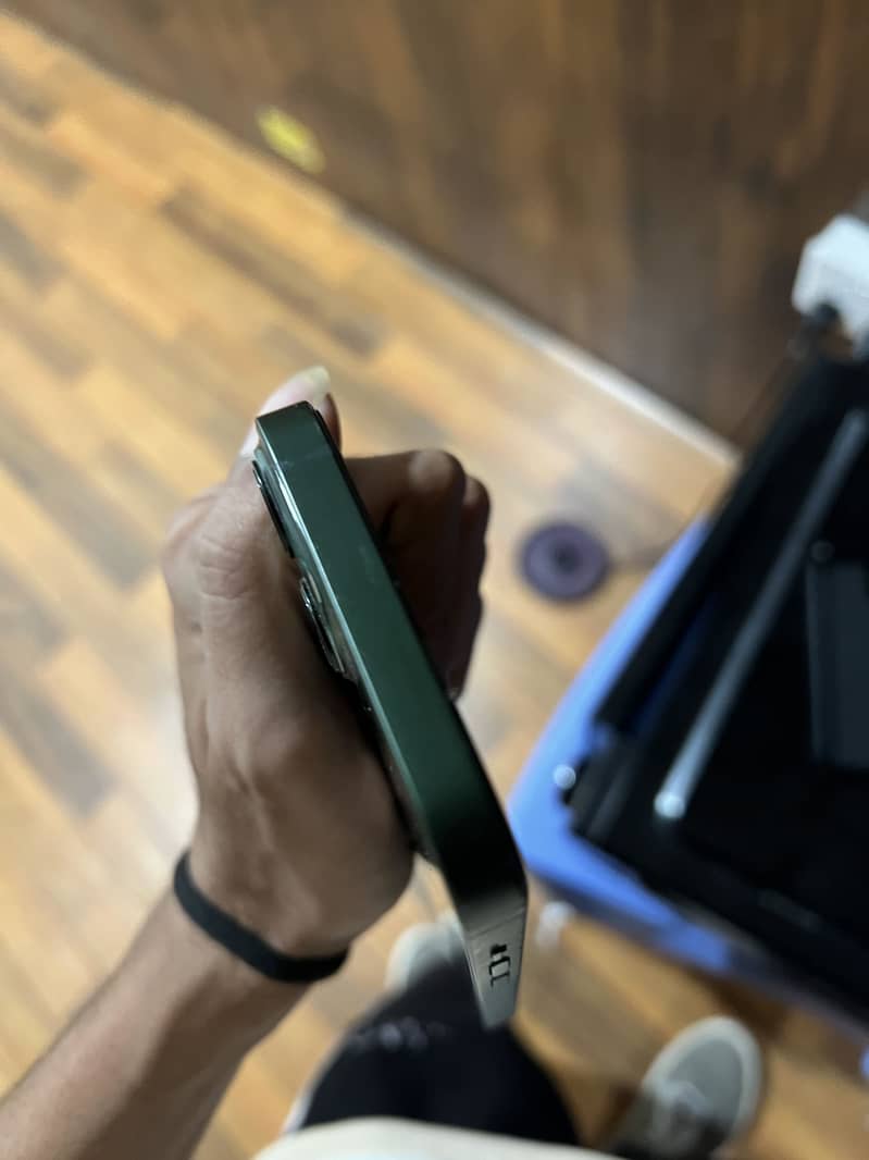 Apple iPhone 13 2