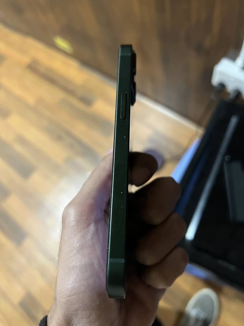 Apple iPhone 13 7