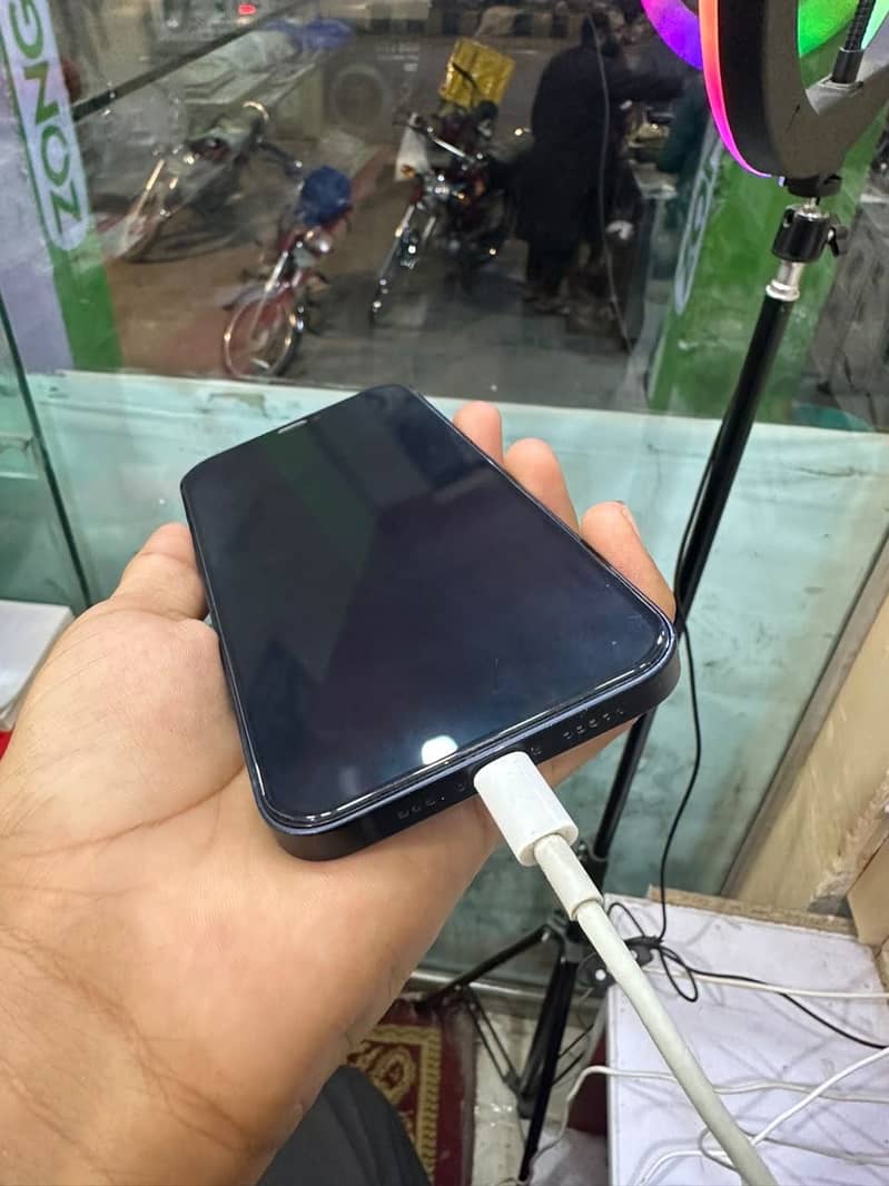Apple iPhone 12 3
