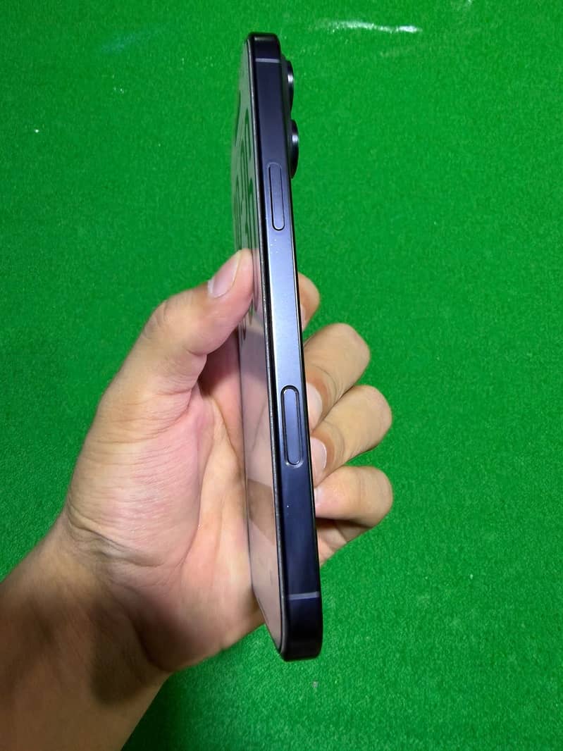 Apple iPhone 16 Pro Max 4
