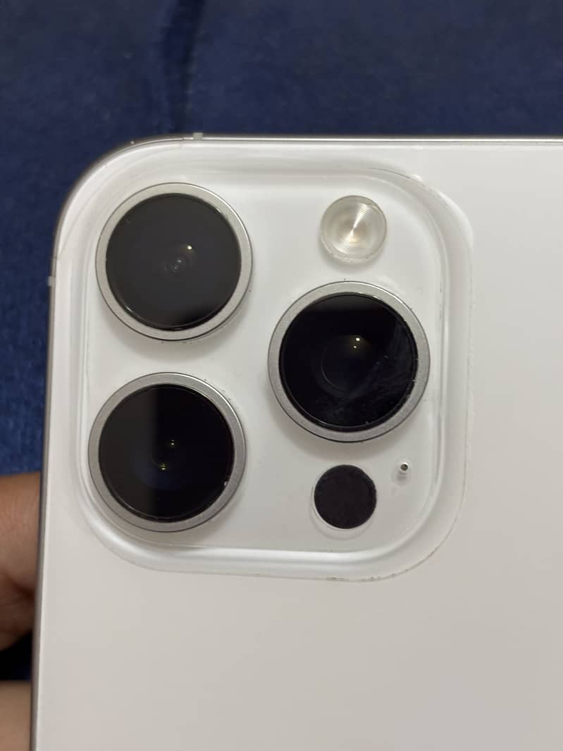 Apple iPhone 16 Pro 2