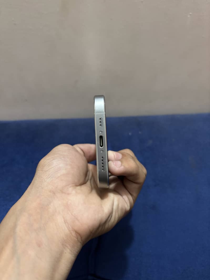Apple iPhone 16 Pro 3
