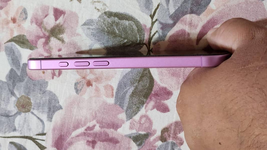 Apple iPhone 16 3