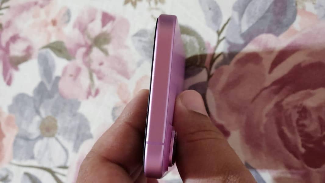 Apple iPhone 16 4