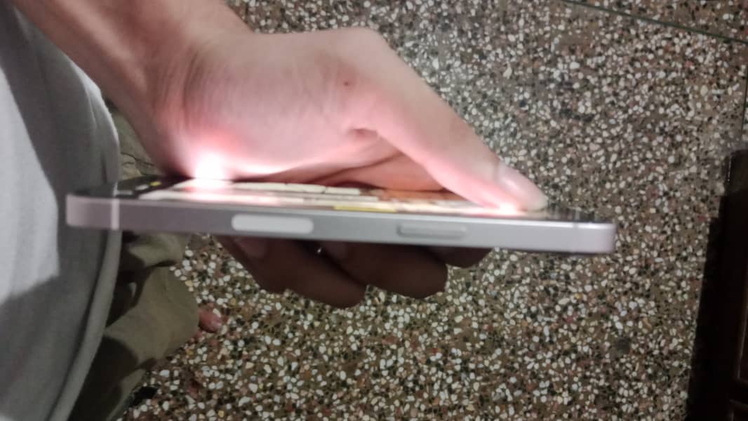 Apple iPhone 13 5