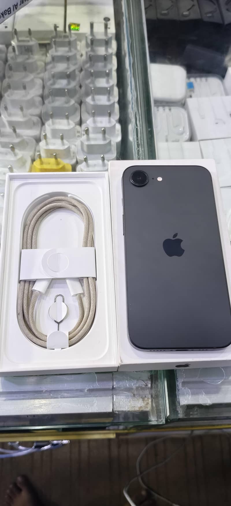 Apple iPhone 16e 0