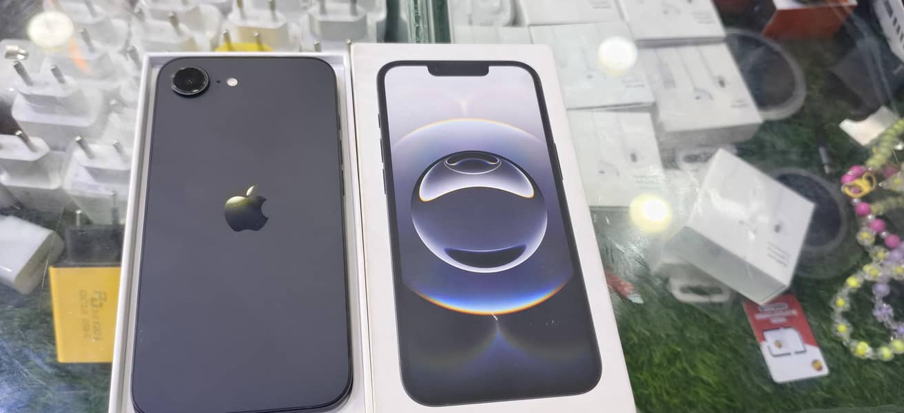 Apple iPhone 16e 1