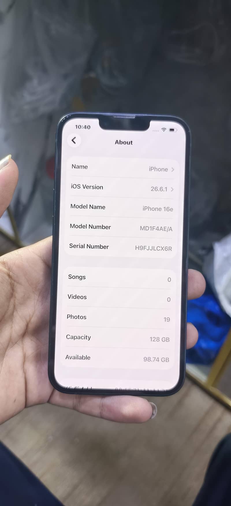 Apple iPhone 16e 3