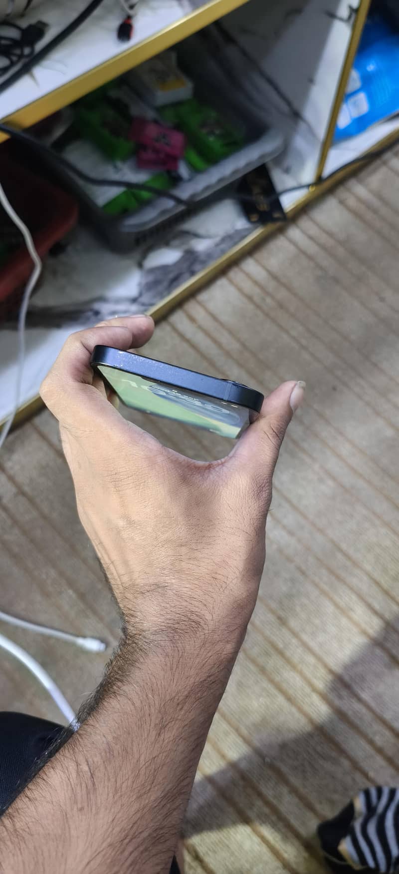Apple iPhone 16e 5