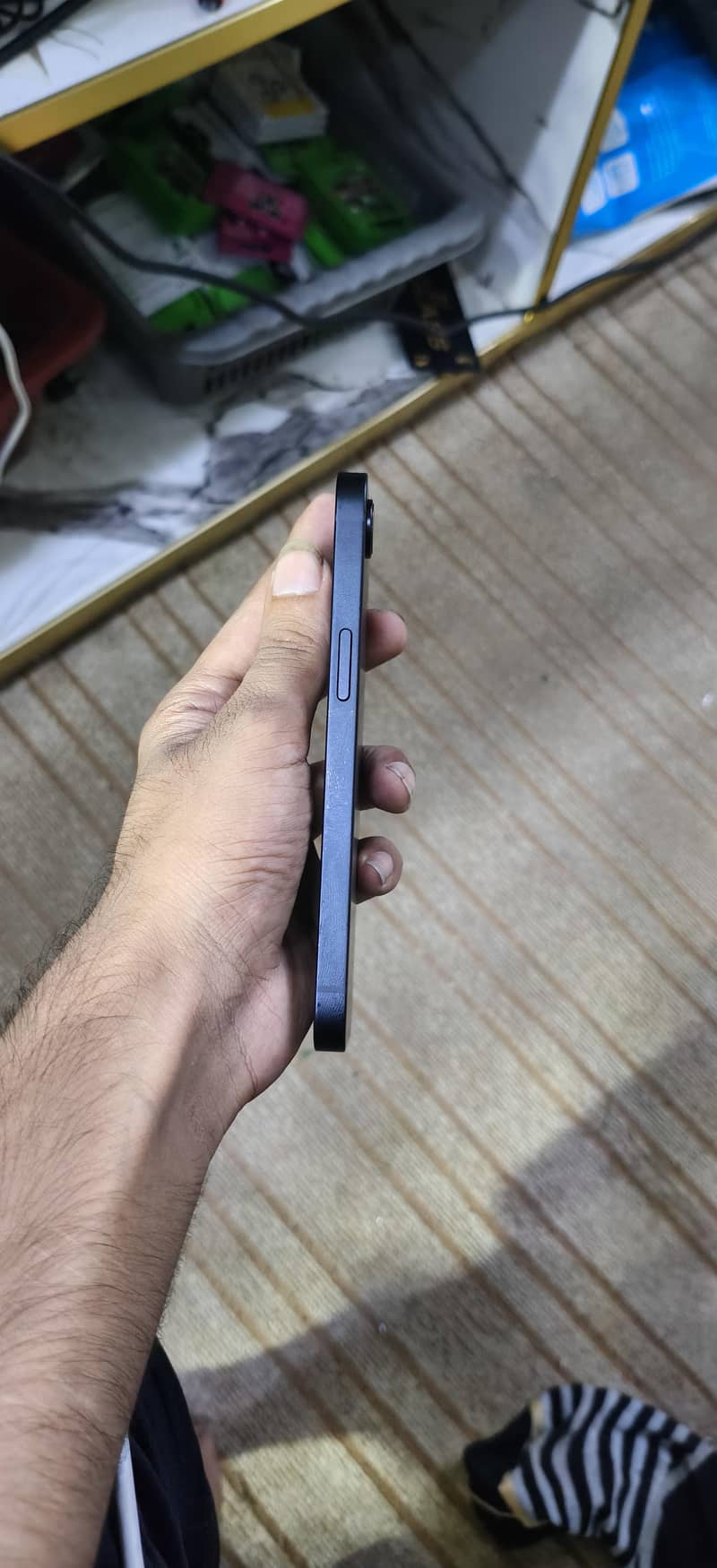 Apple iPhone 16e 6