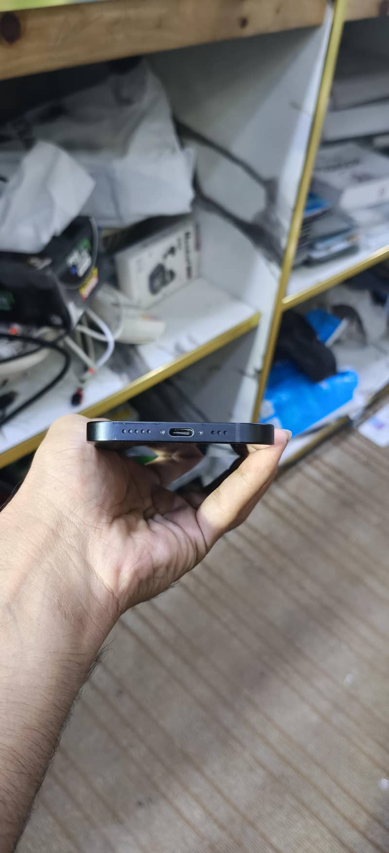 Apple iPhone 16e 7