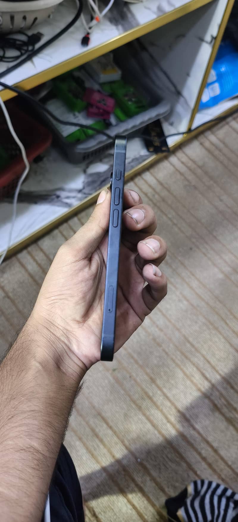 Apple iPhone 16e 8