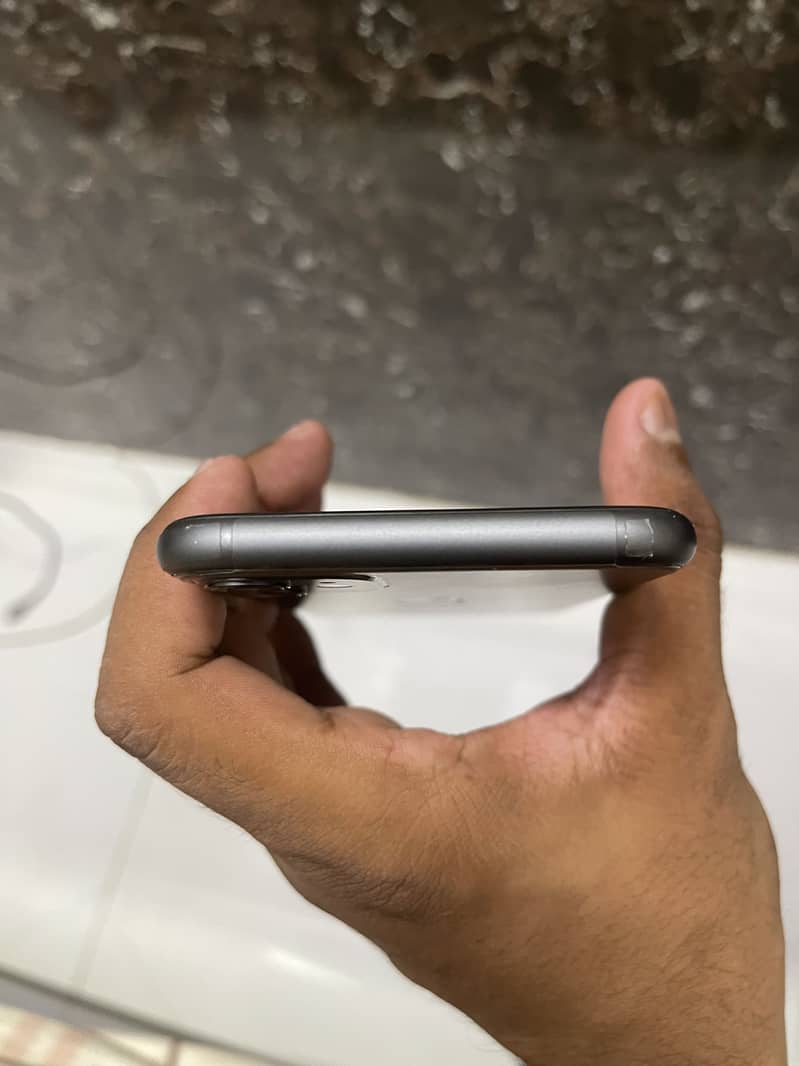Apple iPhone 11 3