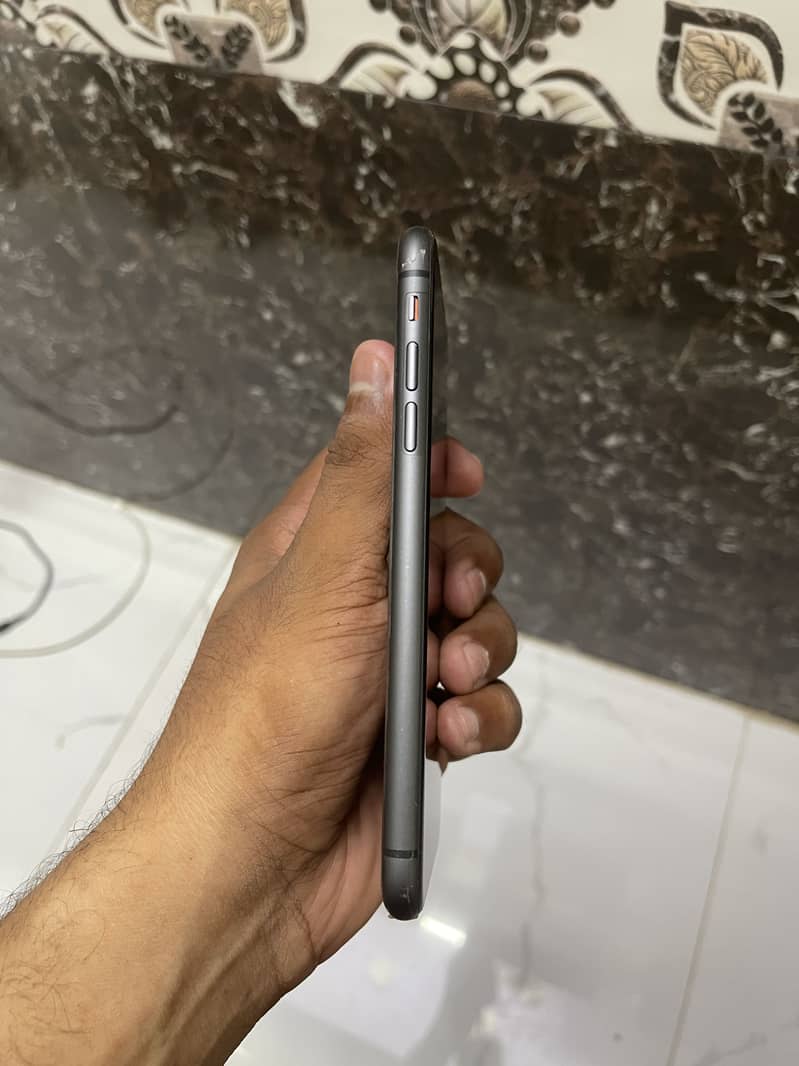 Apple iPhone 11 4