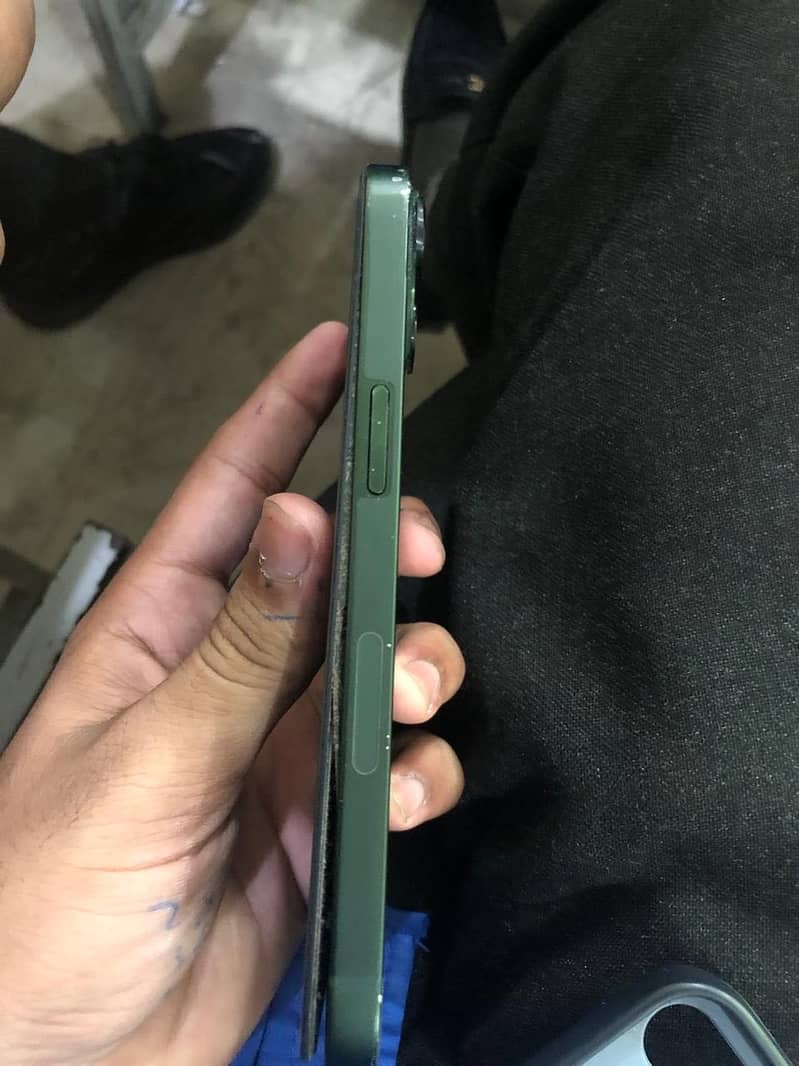 Apple iPhone 13 5