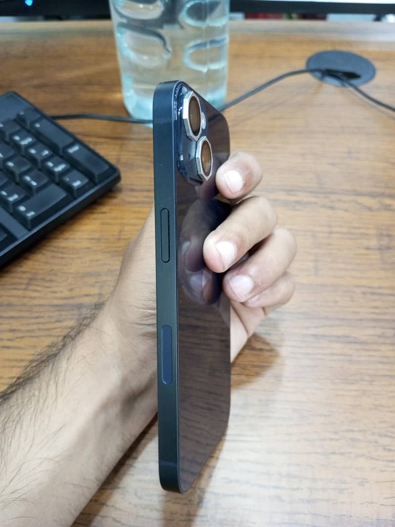 Apple iPhone 13 2