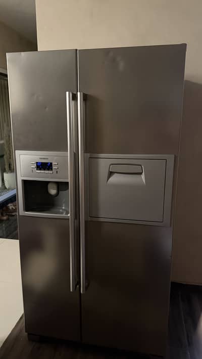 Double door refrigerator