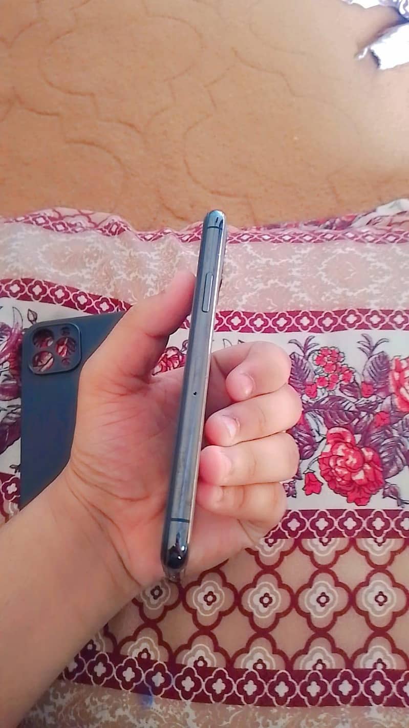 Apple iPhone 11 Pro 3