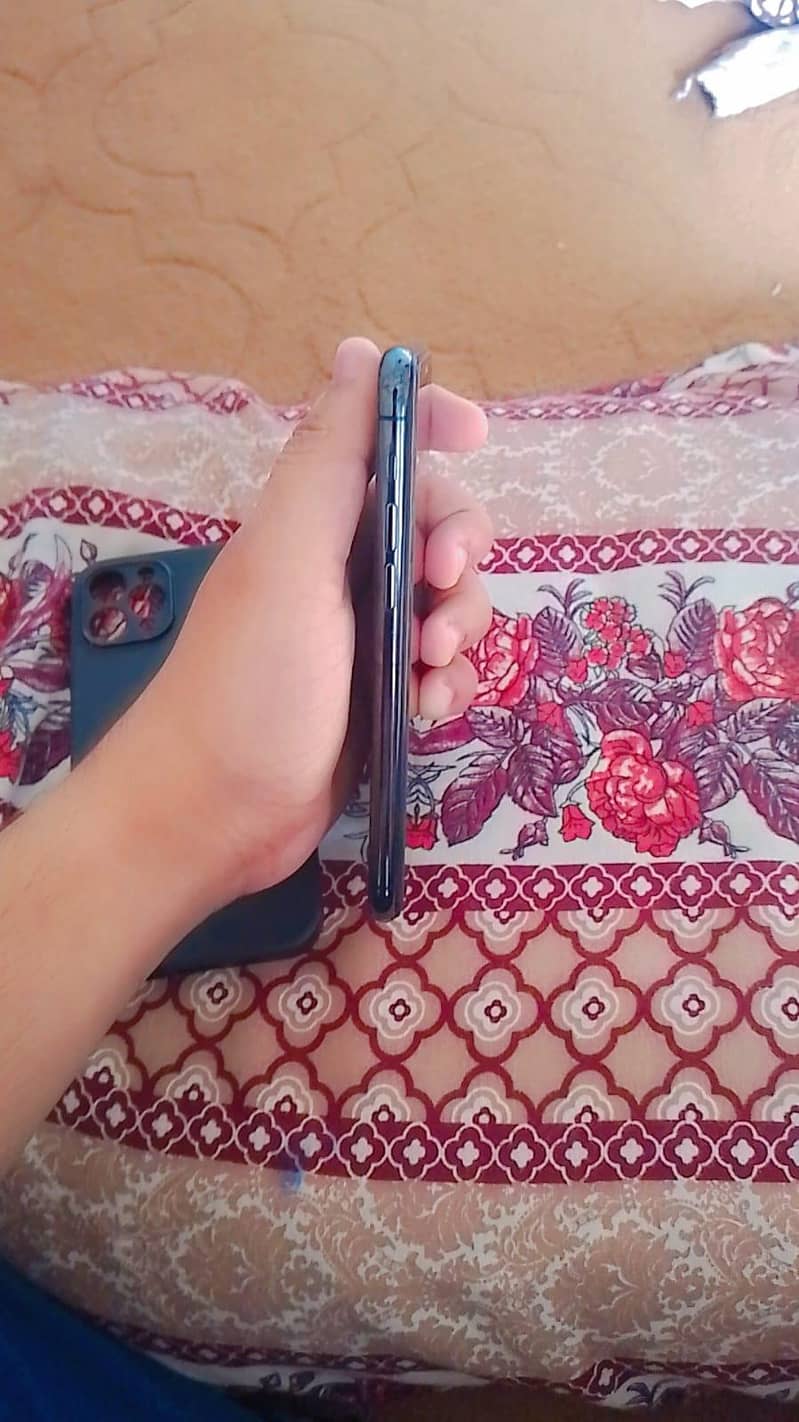 Apple iPhone 11 Pro 4