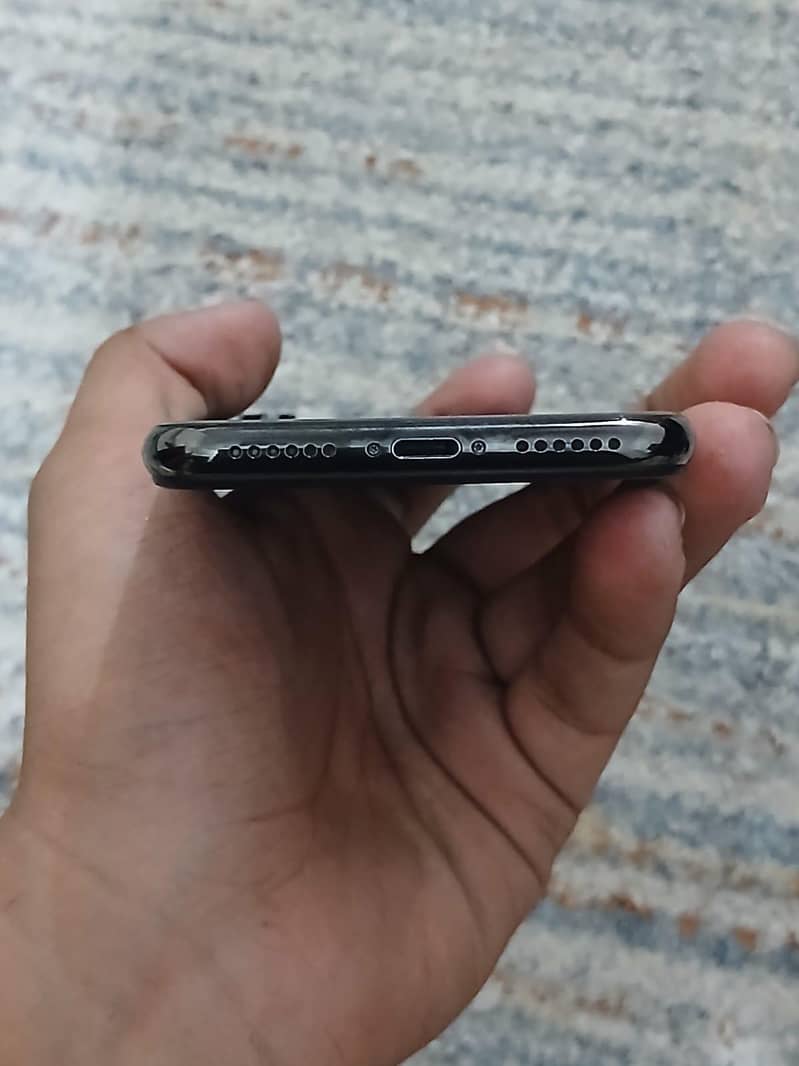 Apple iPhone X 4