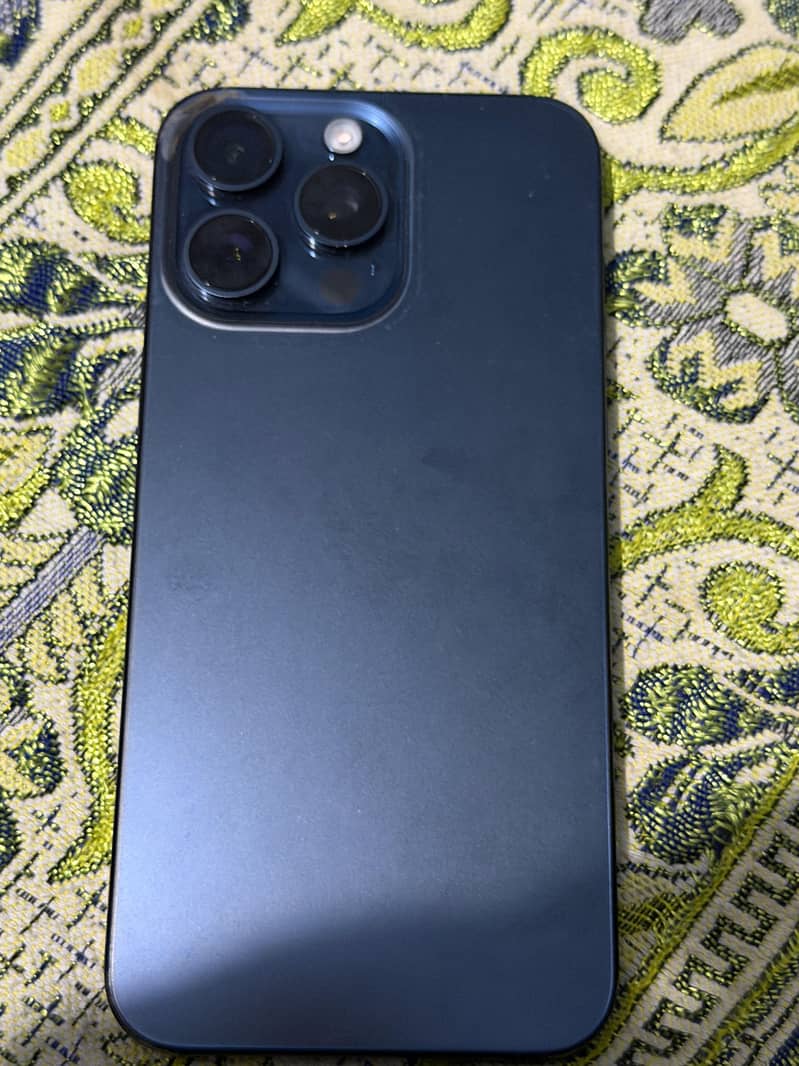Apple iPhone 15 Pro Max 4