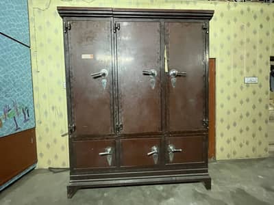Safe available for sale metel body good condition contact 03167916072