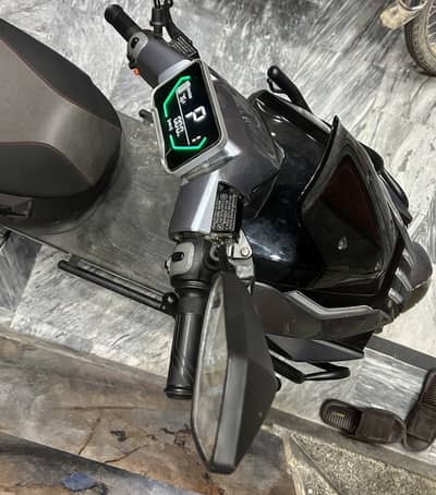 Electric Scooter (EVEE Scube) - Almost Brand New!