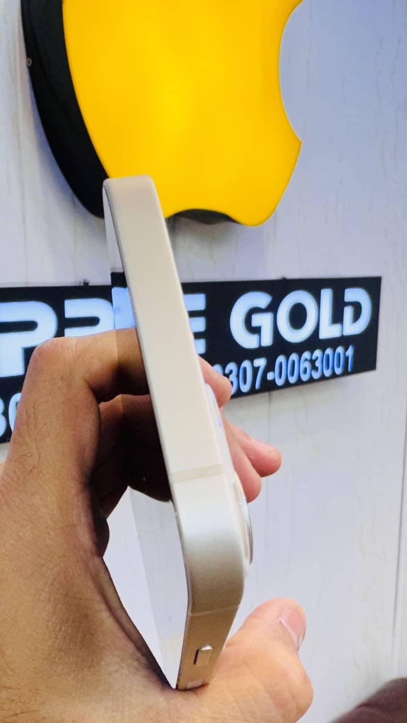 Apple iPhone 13 8