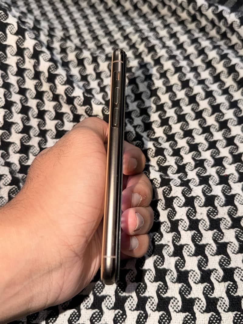 Apple iPhone 11 Pro 1