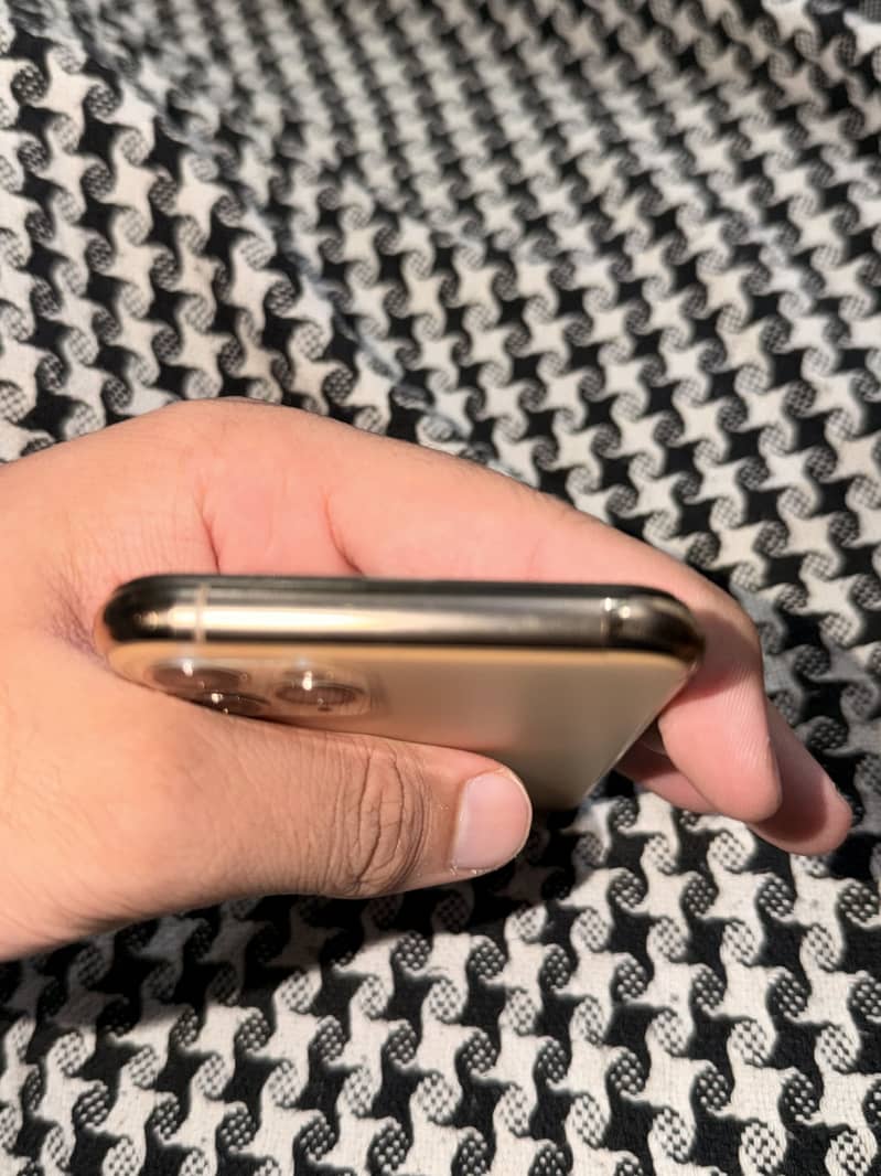 Apple iPhone 11 Pro 2