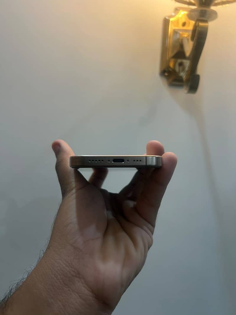 Apple iPhone 16 Pro 0