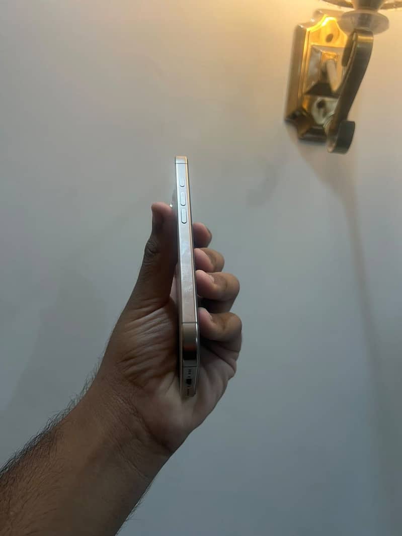 Apple iPhone 16 Pro 3