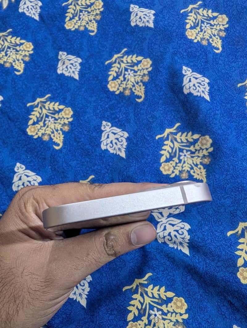 Apple iPhone 13 2