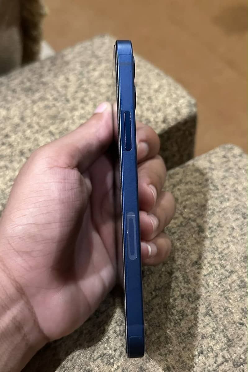 Apple iPhone 12 4