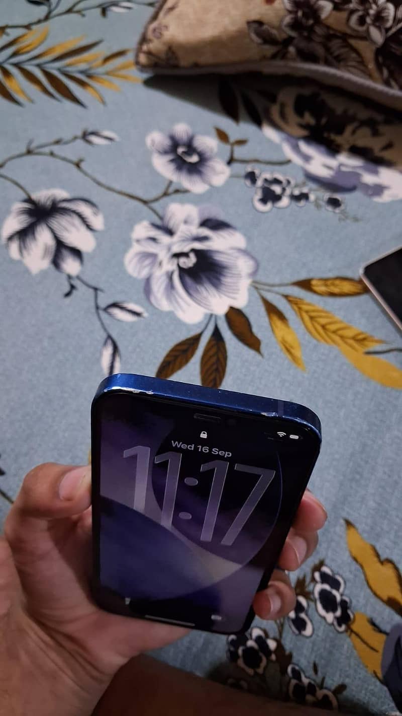 Apple iPhone 12 4