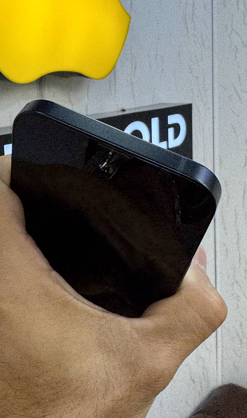 Apple iPhone 13 8