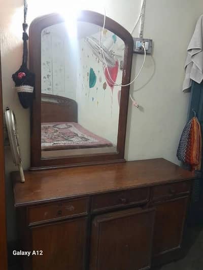Beautiful used dressing table with large mirror,good condition