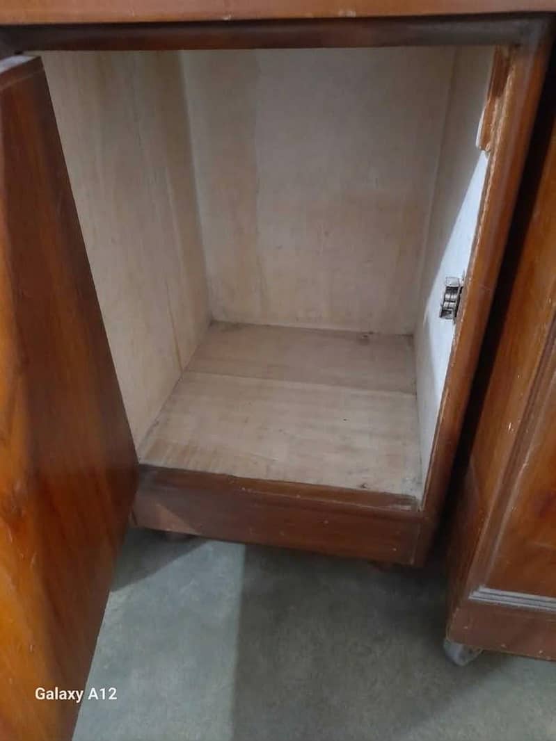 Dressing table with large mirror,good condition 2