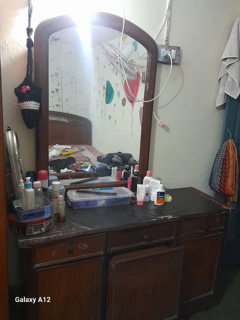 Dressing table with large mirror,good condition 6