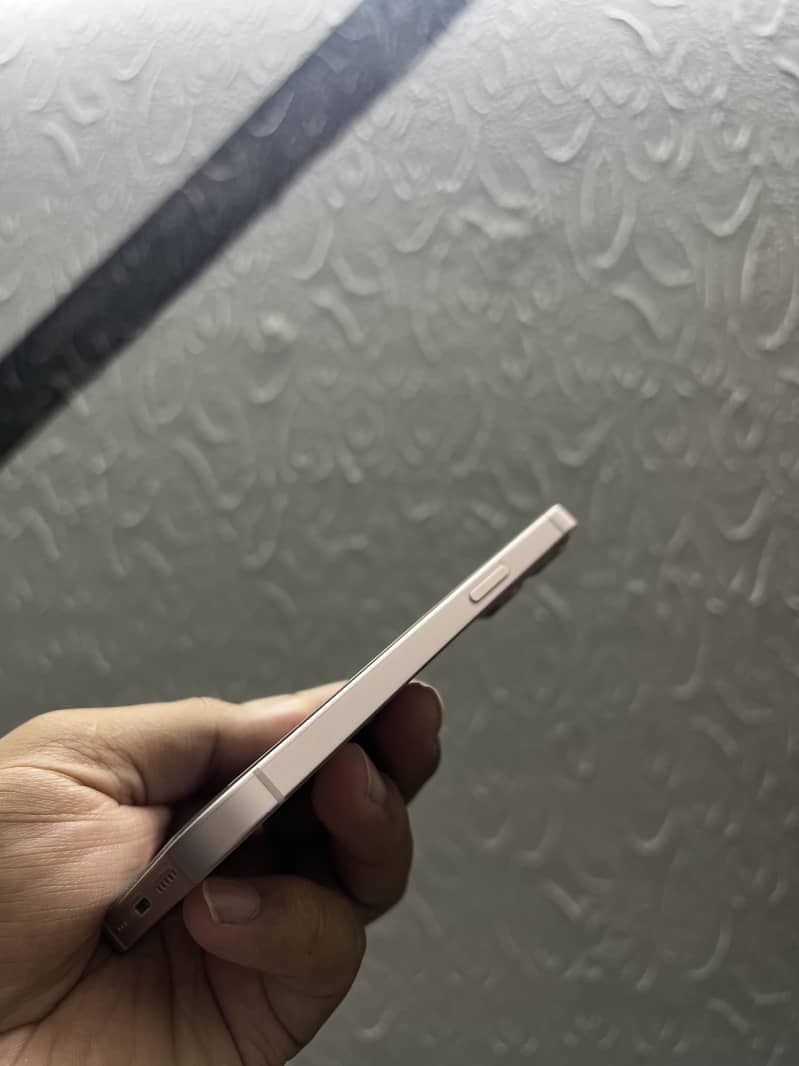 iPhone 13 4