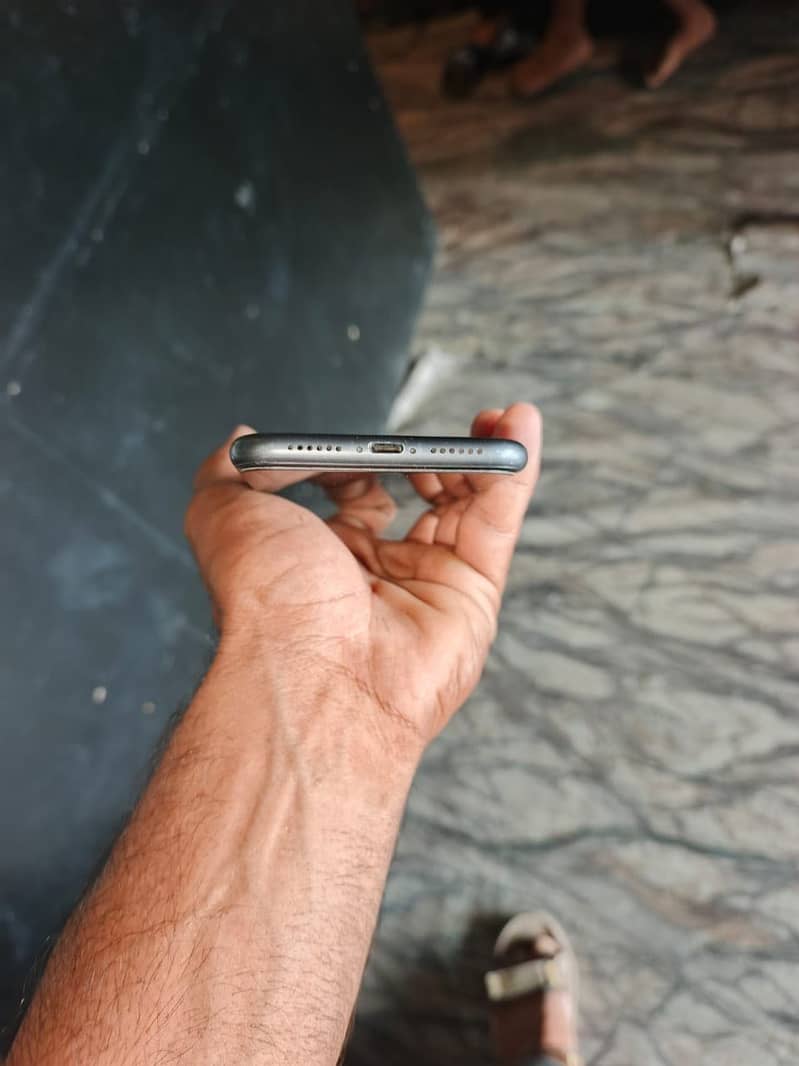 Apple iPhone 11 4