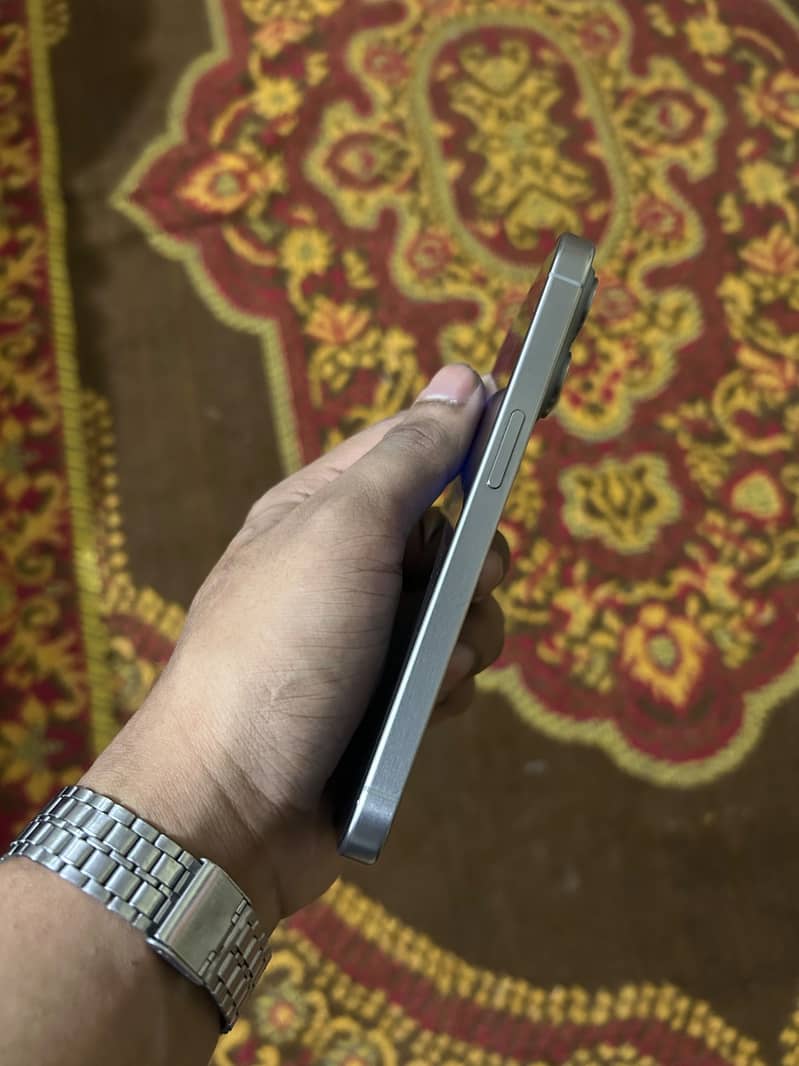 Apple iPhone 15 Pro 4