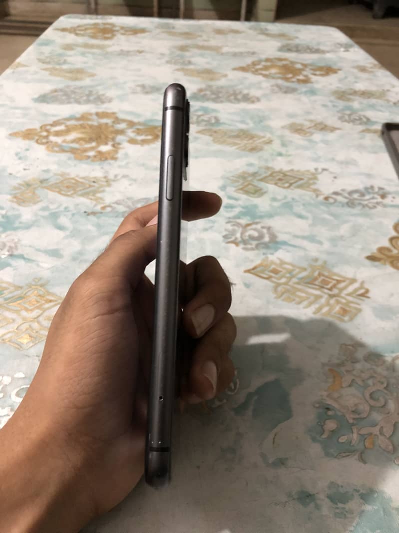 Apple iPhone 11 4