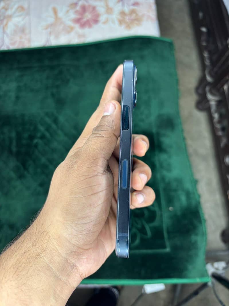 Apple iPhone 13 2