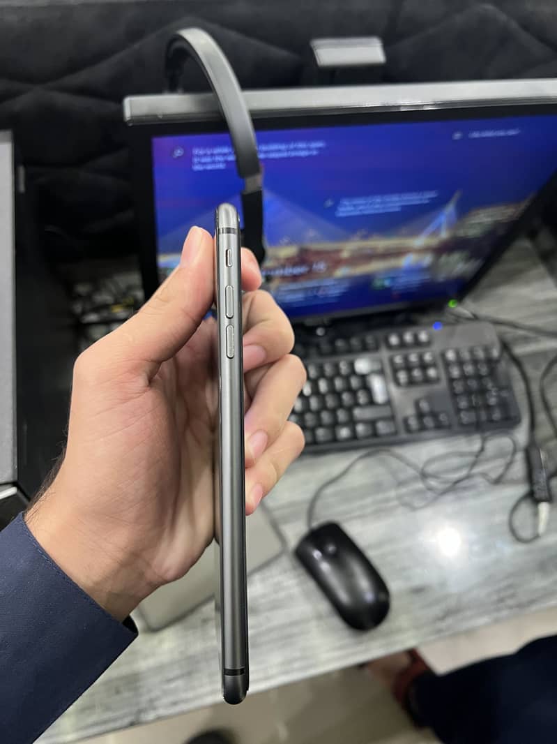 Apple iPhone 8 Plus 4