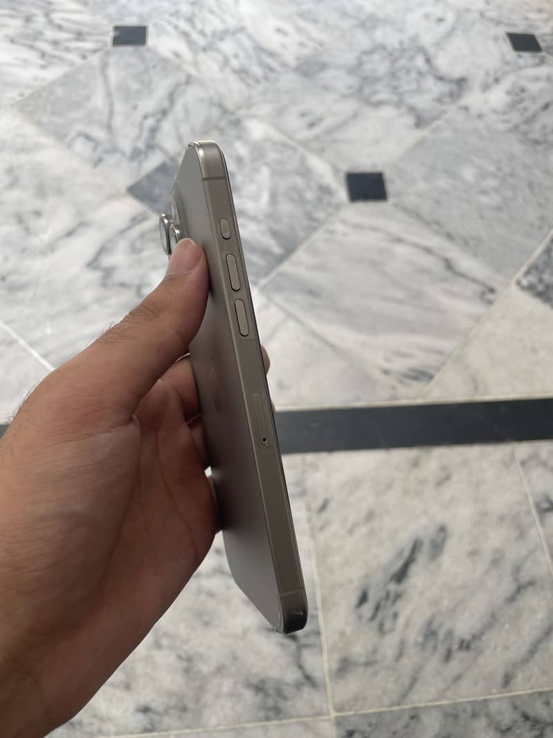 Apple iPhone 15 Pro Max 4